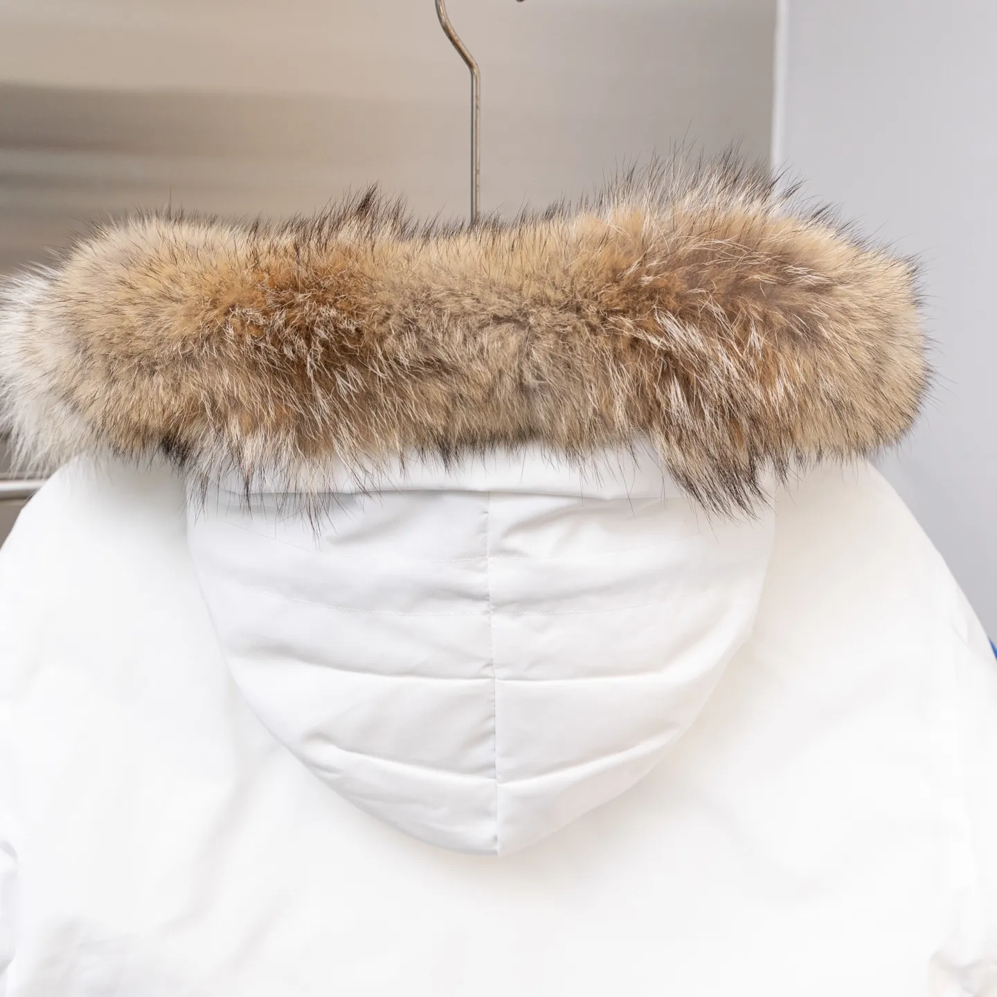 P820 (Top wolf fur version delivery handbag) Canada Goose Canada Goose #Expedition expedition parka classic down jacket ➖ Imported 21-count polyester-cotton blended original fabric [last year’s 16-count/18-count hard fabrics have been completely eliminated, this year all use 21-count genuine synchronous fabrics, the soft mid-band feels delicate and textured], genuine synchronous Feather-Light 10D waterproof coated fabric, made of 84.5% polyester fiber and 15.5% cotton, 100% the best feel in the entire network! ➖ The genuine official website uses the national standard 80 white duck down, and will never be misled by false claims such as 90 down or goose down! ➖ Using the best nylon lining with double double-layer sealing design, velvet-proof No. 7 needle + grid-filled down ready-made garments, there is 100% no so-called velvet running! ➖ The cuffs are designed with thickened seamless threads, and the collar and pockets are lined with top-quality polar fleece to keep you warm and comfortable! ➖ Yoshida YKK provides original custom-made electroplated sliders. YKK two-way lockable zippers are tight and smooth and will not peel off paint! ➖ 3M composite guarantees that the Velcro is the same as the original, durable, and all accessories and hardware are custom-made! ➖ The imported Behringer embroidery machine customizes the 10,000-needle embroidery logo, and 98% of the replicas restore the original logo. ➖ ​​The fur collars are all made of large pieces of Western Canadian blue wolf leather, ensuring that each fur collar is 13-15cm wide!